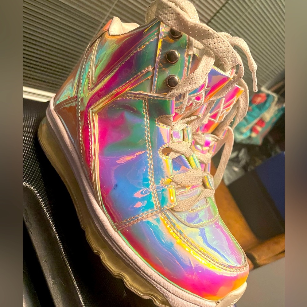 Qozmo Aiire by YRU Size 8 light up LED Glow holographic iridescent shoes